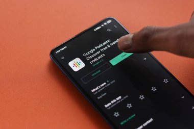 Assam, Hindistan - 31 Ocak 2021: Google Podcast logosu telefon ekranı görüntüsü.