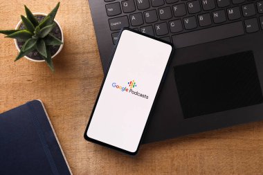 Assam, Hindistan - 31 Ocak 2021: Google Podcast logosu telefon ekranı görüntüsü.