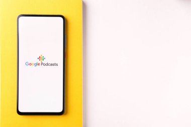 Assam, Hindistan - 31 Ocak 2021: Google Podcast logosu telefon ekranı görüntüsü.