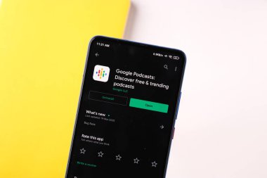 Assam, Hindistan - 31 Ocak 2021: Google Podcast logosu telefon ekranı görüntüsü.
