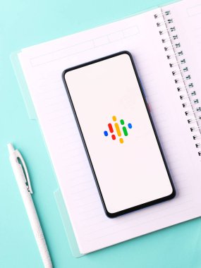 Assam, Hindistan - 31 Ocak 2021: Google Podcast logosu telefon ekranı görüntüsü.