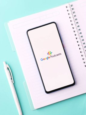 Assam, Hindistan - 31 Ocak 2021: Google Podcast logosu telefon ekranı görüntüsü.