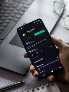 Assam, Hindistan - 31 Ocak 2021: Telefon ekranı görüntüsünde Google Primer logosu.