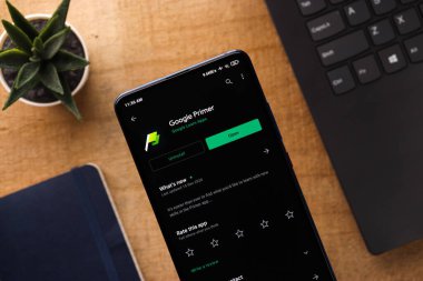 Assam, Hindistan - 31 Ocak 2021: Telefon ekranı görüntüsünde Google Primer logosu.