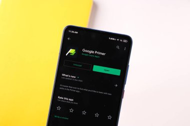 Assam, Hindistan - 31 Ocak 2021: Telefon ekranı görüntüsünde Google Primer logosu.