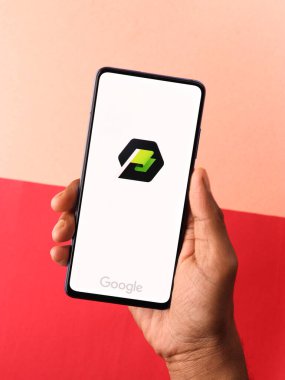 Assam, Hindistan - 31 Ocak 2021: Telefon ekranı görüntüsünde Google Primer logosu.