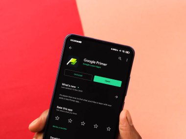 Assam, Hindistan - 31 Ocak 2021: Telefon ekranı görüntüsünde Google Primer logosu.
