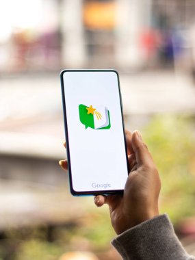 Assam, Hindistan - 31 Ocak 2021: Google logosu tarafından telefon ekranı görüntüsünde okunur.