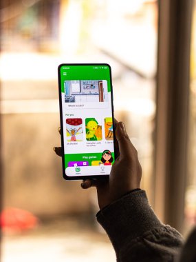 Assam, Hindistan - 31 Ocak 2021: Google logosu tarafından telefon ekranı görüntüsünde okunur.