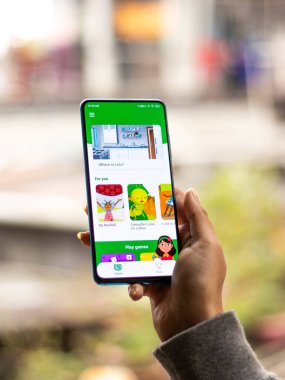 Assam, Hindistan - 31 Ocak 2021: Google logosu tarafından telefon ekranı görüntüsünde okunur.