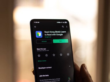Assam, Hindistan - 31 Ocak 2021: Google logosu tarafından telefon ekranı görüntüsünde okunur.