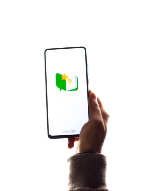 Assam, Hindistan - 31 Ocak 2021: Google logosu tarafından telefon ekranı görüntüsünde okunur.