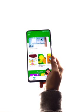 Assam, Hindistan - 31 Ocak 2021: Google logosu tarafından telefon ekranı görüntüsünde okunur.