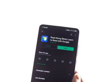 Assam, Hindistan - 31 Ocak 2021: Google logosu tarafından telefon ekranı görüntüsünde okunur.
