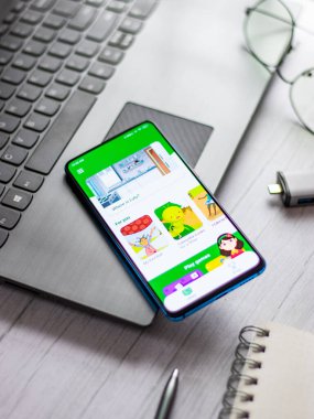 Assam, Hindistan - 31 Ocak 2021: Google logosu tarafından telefon ekranı görüntüsünde okunur.