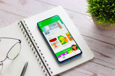 Assam, Hindistan - 31 Ocak 2021: Google logosu tarafından telefon ekranı görüntüsünde okunur.