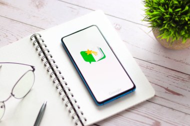 Assam, Hindistan - 31 Ocak 2021: Google logosu tarafından telefon ekranı görüntüsünde okunur.