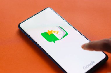 Assam, Hindistan - 31 Ocak 2021: Google logosu tarafından telefon ekranı görüntüsünde okunur.