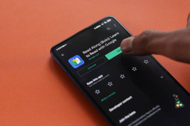 Assam, Hindistan - 31 Ocak 2021: Google logosu tarafından telefon ekranı görüntüsünde okunur.