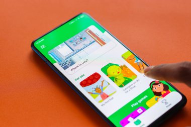 Assam, Hindistan - 31 Ocak 2021: Google logosu tarafından telefon ekranı görüntüsünde okunur.