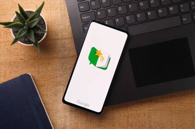 Assam, Hindistan - 31 Ocak 2021: Google logosu tarafından telefon ekranı görüntüsünde okunur.