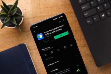 Assam, Hindistan - 31 Ocak 2021: Google logosu tarafından telefon ekranı görüntüsünde okunur.