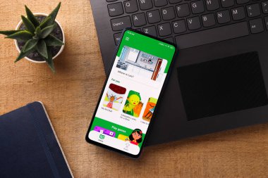 Assam, Hindistan - 31 Ocak 2021: Google logosu tarafından telefon ekranı görüntüsünde okunur.