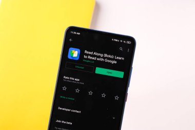 Assam, Hindistan - 31 Ocak 2021: Google logosu tarafından telefon ekranı görüntüsünde okunur.