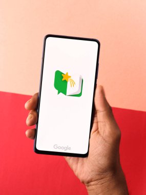 Assam, Hindistan - 31 Ocak 2021: Google logosu tarafından telefon ekranı görüntüsünde okunur.
