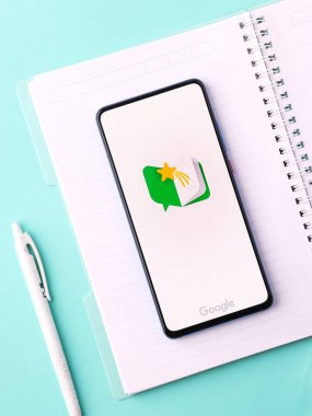 Assam, Hindistan - 31 Ocak 2021: Google logosu tarafından telefon ekranı görüntüsünde okunur.