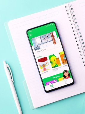 Assam, Hindistan - 31 Ocak 2021: Google logosu tarafından telefon ekranı görüntüsünde okunur.