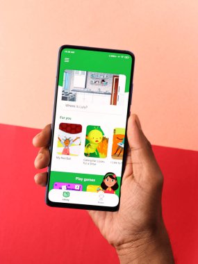 Assam, Hindistan - 31 Ocak 2021: Google logosu tarafından telefon ekranı görüntüsünde okunur.