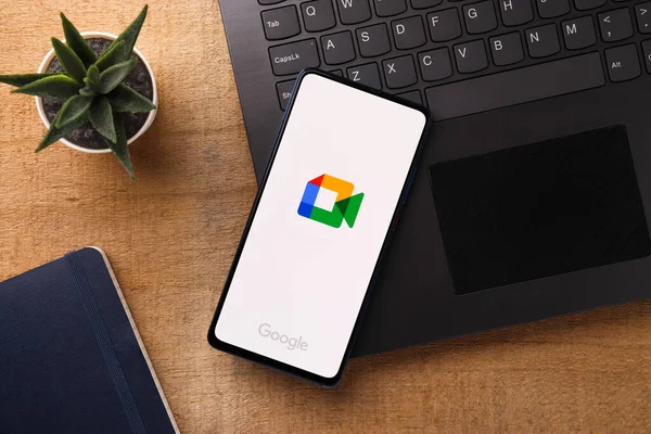 Assam, Hindistan - 31 Ocak 2021: Google toplantı logosu telefon ekranı görüntüsü.
