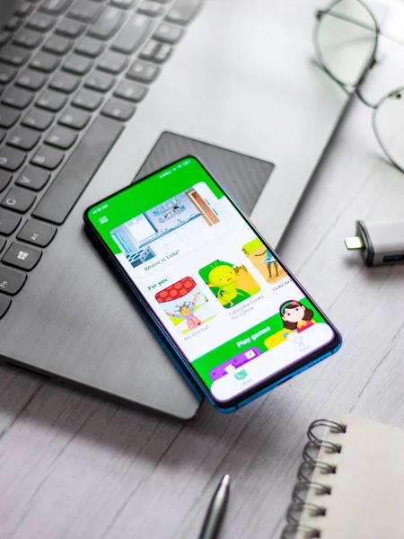 Assam, Hindistan - 31 Ocak 2021: Google logosu tarafından telefon ekranı görüntüsünde okunur.