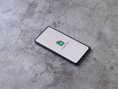 Assam, Hindistan - 6 Eylül 2020: Telefon ekranı görüntüsünde Google levha logosu.