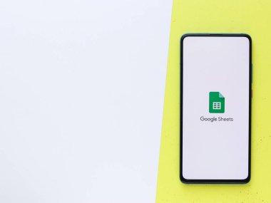Assam, Hindistan - 6 Eylül 2020: Telefon ekranı görüntüsünde Google levha logosu.