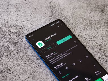 Assam, Hindistan - 6 Eylül 2020: Telefon ekranı görüntüsünde Google levha logosu.