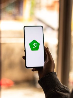 Assam, Hindistan - 31 Ocak 2021: Google Ses Yükseltici logosu telefon ekranı görüntüsü.