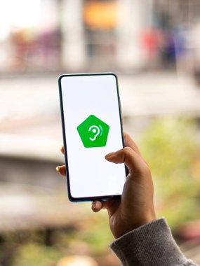 Assam, Hindistan - 31 Ocak 2021: Google Ses Yükseltici logosu telefon ekranı görüntüsü.