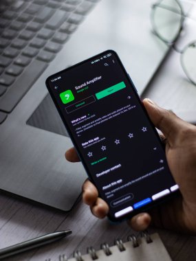 Assam, Hindistan - 31 Ocak 2021: Google Ses Yükseltici logosu telefon ekranı görüntüsü.