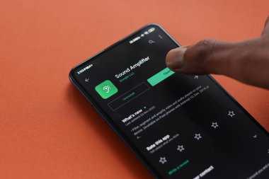 Assam, Hindistan - 31 Ocak 2021: Google Ses Yükseltici logosu telefon ekranı görüntüsü.
