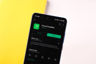 Assam, Hindistan - 31 Ocak 2021: Google Ses Yükseltici logosu telefon ekranı görüntüsü.