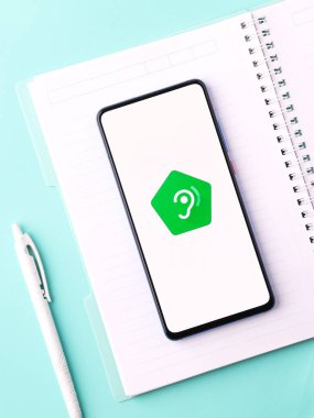 Assam, Hindistan - 31 Ocak 2021: Google Ses Yükseltici logosu telefon ekranı görüntüsü.