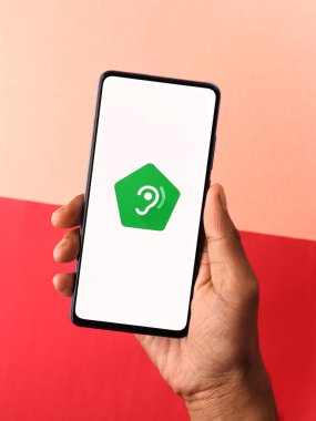 Assam, Hindistan - 31 Ocak 2021: Google Ses Yükseltici logosu telefon ekranı görüntüsü.