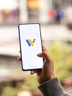 Assam, Hindistan - 31 Ocak 2021: Google OS logosunu telefon ekranı görüntüsünde kullan.