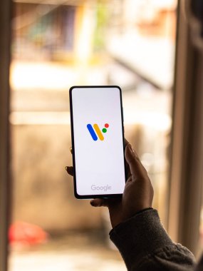 Assam, Hindistan - 31 Ocak 2021: Google OS logosunu telefon ekranı görüntüsünde kullan.