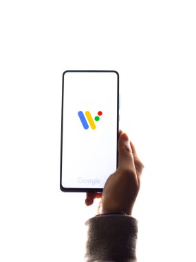 Assam, Hindistan - 31 Ocak 2021: Google OS logosunu telefon ekranı görüntüsünde kullan.