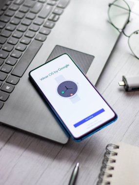 Assam, Hindistan - 31 Ocak 2021: Google OS logosunu telefon ekranı görüntüsünde kullan.