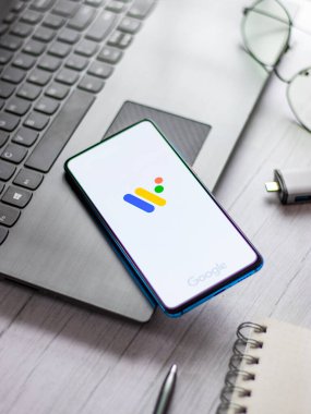 Assam, Hindistan - 31 Ocak 2021: Google OS logosunu telefon ekranı görüntüsünde kullan.
