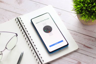 Assam, Hindistan - 31 Ocak 2021: Google OS logosunu telefon ekranı görüntüsünde kullan.